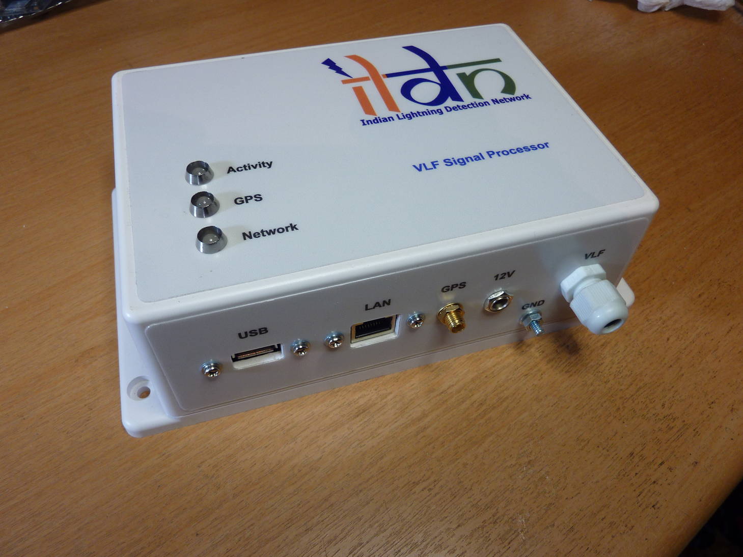 The ILDN base unit: a signal processor, Internet interface, isolated
signal interface and power supply for the active antenna.